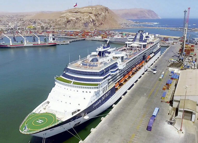 Crucero con 200 pasajeros fue desviado hacia Arica por protestas en Perú