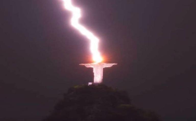 Fotógrafo captó el momento en que un rayo impactó en la cabeza del Cristo Redentor