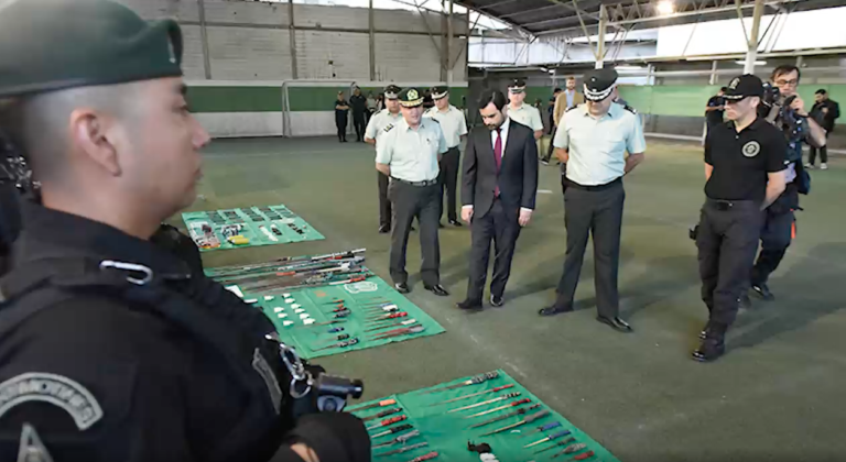Operativo de Gendarmería en recintos penitenciarios del país terminó con incautación de 486 armas blancas y 216 celulares