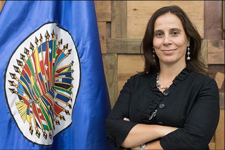 La ministra de Relaciones Exteriores  Antonia Urrejola adelantó el regreso de sus vacaciones
