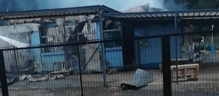 Ataque incendiario dejó a una escuela básica totalmente consumidas por las llamas en Victoria