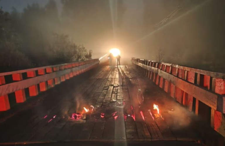 Incendian puente y dejan amenazas de muerte contra dos diputados en Perquenco