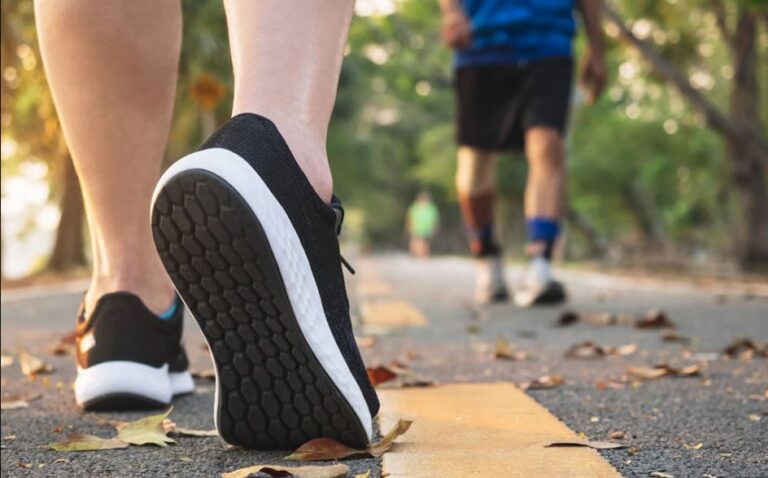 Estudio indica que caminar mínimo 6 km un par de veces a la semana reduce el riesgo de mortalidad