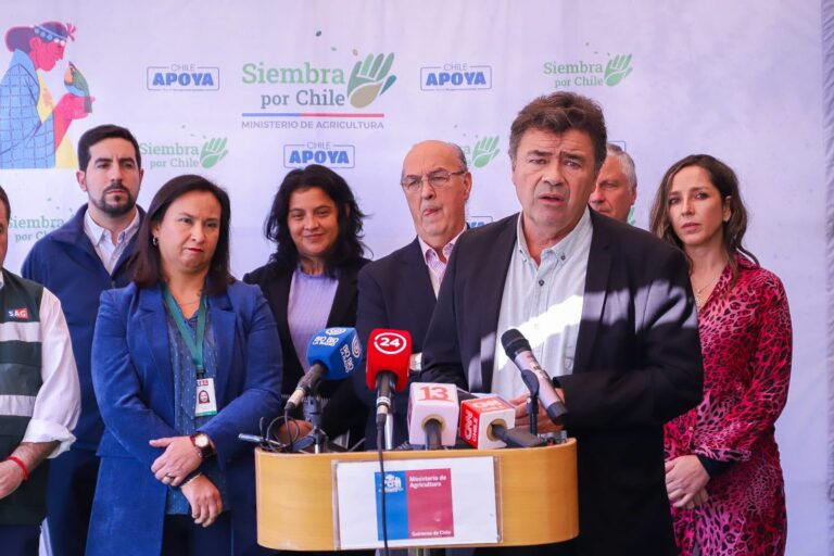 Ministro de Agricultura se reúne con la industria de huevos y aves y se anuncian 7 medidas para combatir la gripe aviar