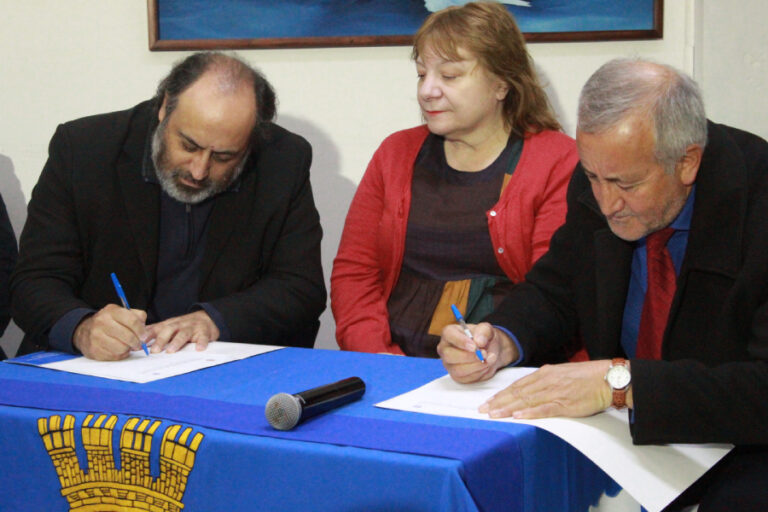 Biblioteca de Angol y UFRO firman convenio
