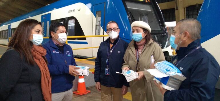 Autoridades realizan entrega de mascarillas como medida de uso preventivo en el transporte público