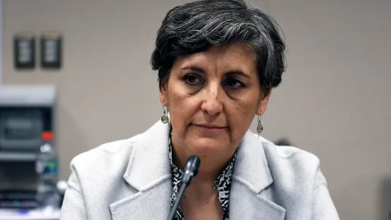 Ministra de Salud afirmó que hace dos semanas se aumentaron los recursos para hacer frente al alza de de virus respiratorios