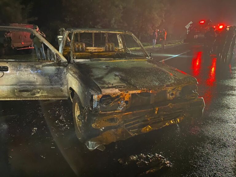 Balacera terminó con dos conductores heridos y dos camiones quemados