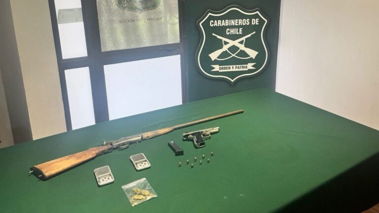 OS-7 de Carabineros detuvo a cuatro sujetos por tráfico de drogas y porte ilegal de armas de fuego