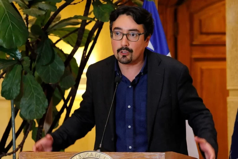 Senador Latorre reconoce haber manejado información “parcial” sobre convenio con Democracia Viva