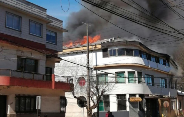 Incendio consumió antiguo e histórico ex cine de Victoria