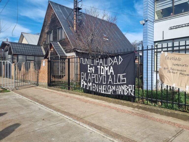 COP de Carabineros desalojaron la Municipalidad de Ercilla en la región de La Araucanía