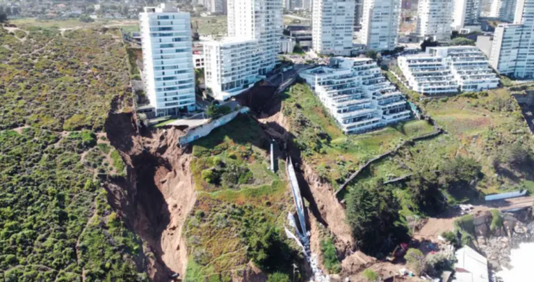 Nuevo socavón en cercanías de edificio Kandinsky en Viña del Mar obliga masiva evacuación