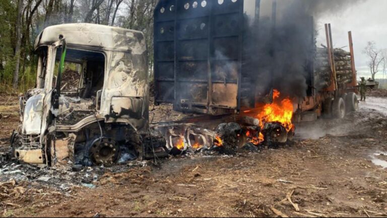 Atentado incendiario en La Araucanía dejó dos camiones quemados, y sujetos atacaron a carabineros en Collipulli