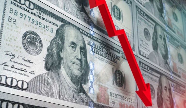 Dólar cae más de $10 tras volátil jornada y vuelve a ubicarse bajo los $940