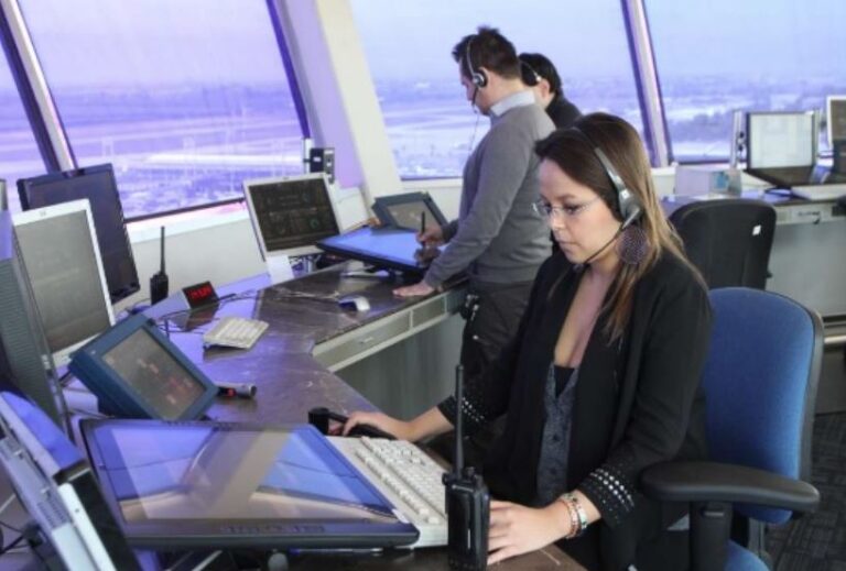 Controladores aéreos paralizarán hoy sus actividades