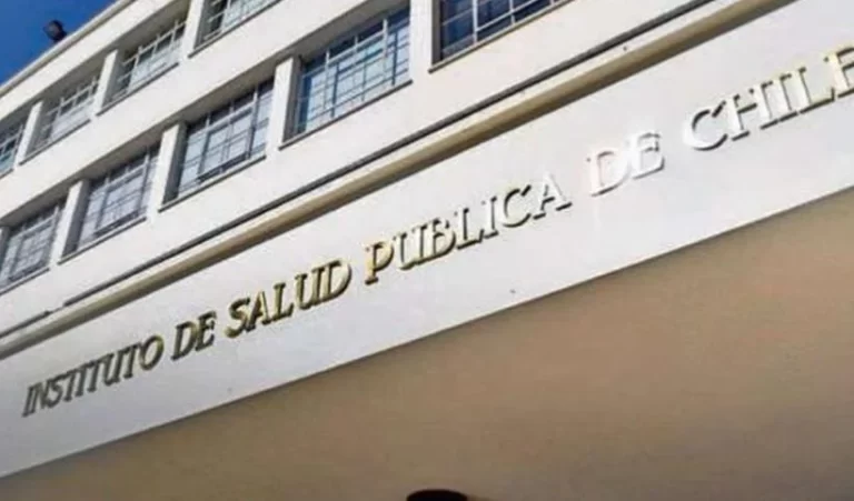 Instituto de Salud Pública informó 786 casos sospechosos y 45 fallecidos por brote de bacterias en Laboratorio Sanderson