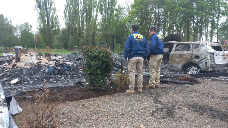 Ataque incendiario deja inmueble y vehículos destruidos en Perquenco