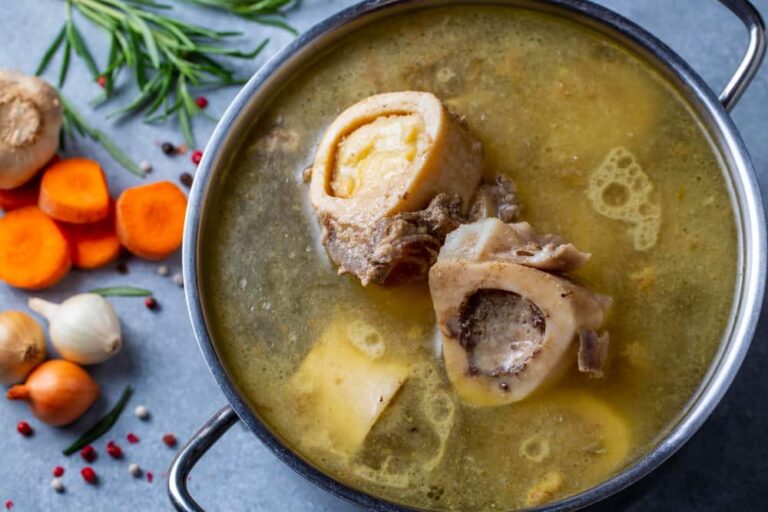 Caldo de huesos, la preparación que fortalece el sistema inmune y reduce el riesgo de artritis