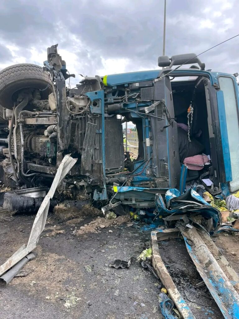 Falleció conductor del camión volcado ayer en Victoria