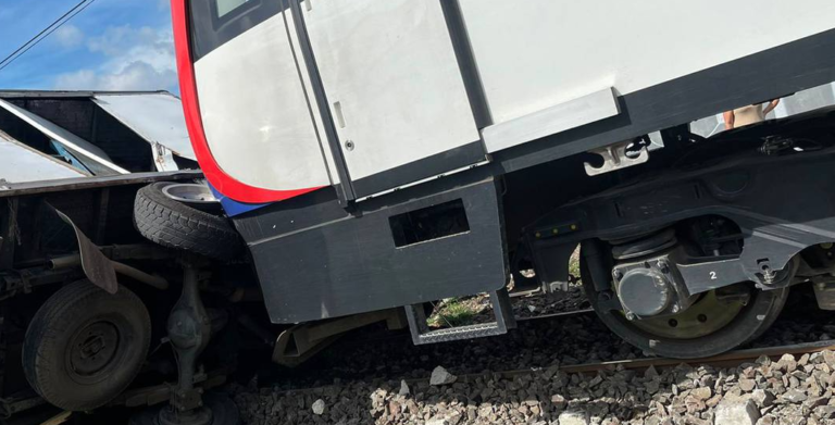 Tren con destino a Victoria chocó contra un camión