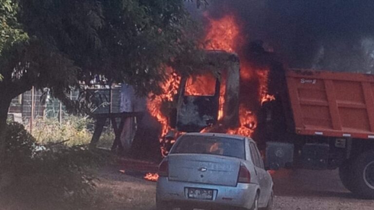 Ataque incendiario deja un saldo de dos camiones municipales consumidos por las llamas