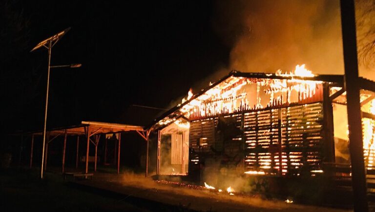 Nuevo atentado: incendian vivienda con un trabajador adentro en Victoria