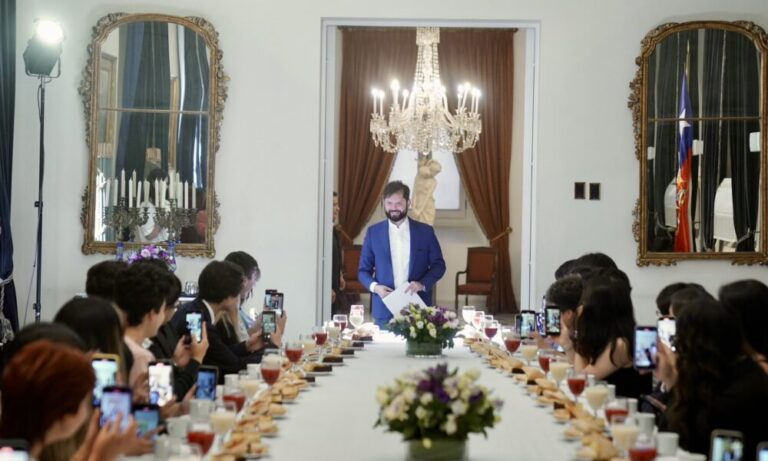 Presidente desayuna con estudiantes que recibieron Distinción a las Trayectorias Educativas en la PAES