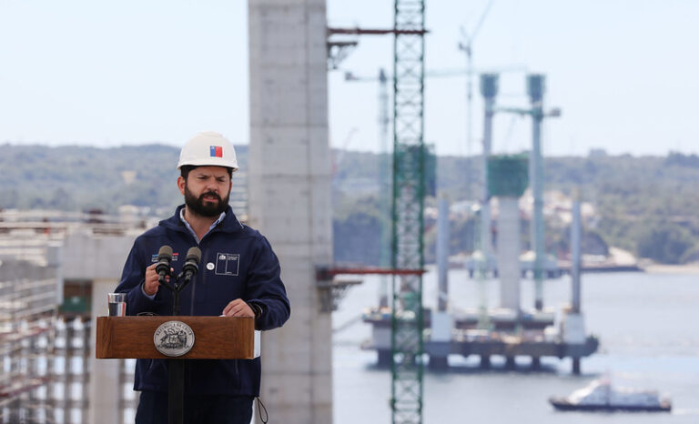El Presidente Gabriel Boric visitó las obras del futuro puente sobre el canal de Chacao