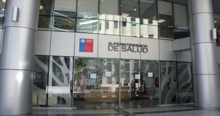 La Superintendencia de Salud estimó que isapres deberán devolver US$1.184 millones por cobros en exceso y que los planes podrían subir hasta un 41%