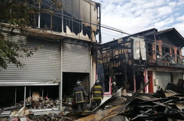 Victoria: Cinco locales comerciales fueron consumidos por un voraz incendio ocurrido durante la madrugada