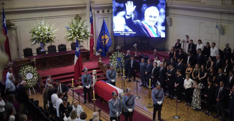 Restos del expresidente Piñera llegaron a Santiago desde Valdivia y hasta hoy se extenderá su velorio