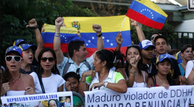Ciudadanos venezolanos se manifestaron frente a la embajada de España contra el régimen de Nicolás Maduro