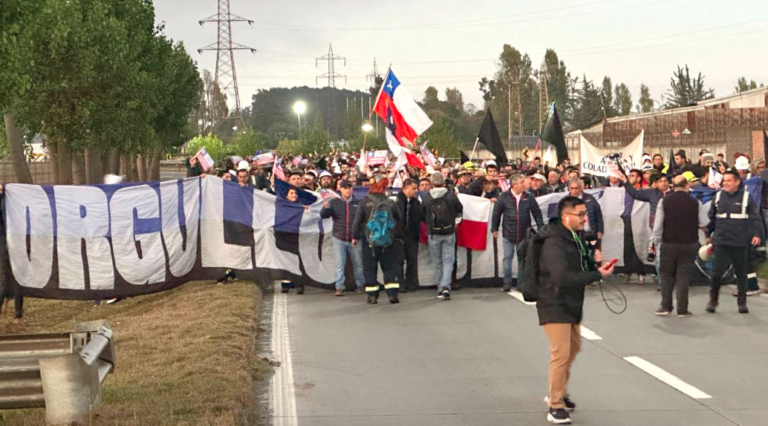 Trabajadores de Huachipato realizan masiva manifestación ante el eventual cierre de la siderurgia