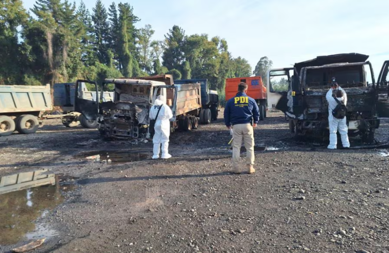 Ataque incendiario en Lautaro termina con 16 máquinas quemadas