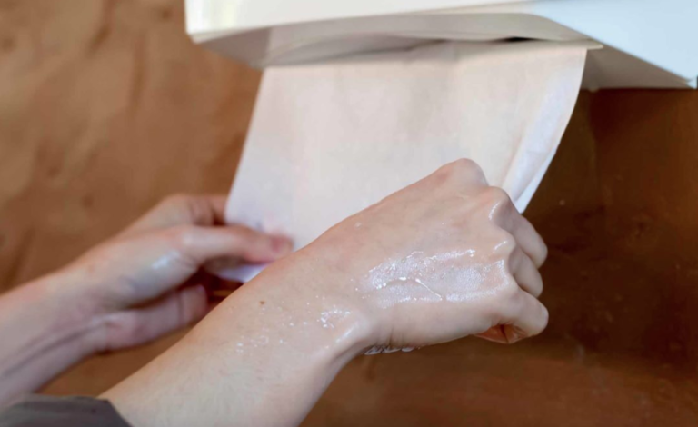 Uso de toallas de papel reduce en más del 50 % la presencia de bacterias tras el lavado de manos