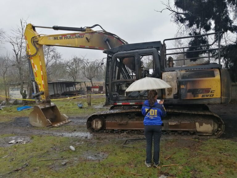 Atentado territorial incendian retroexcavadora en Curacautín