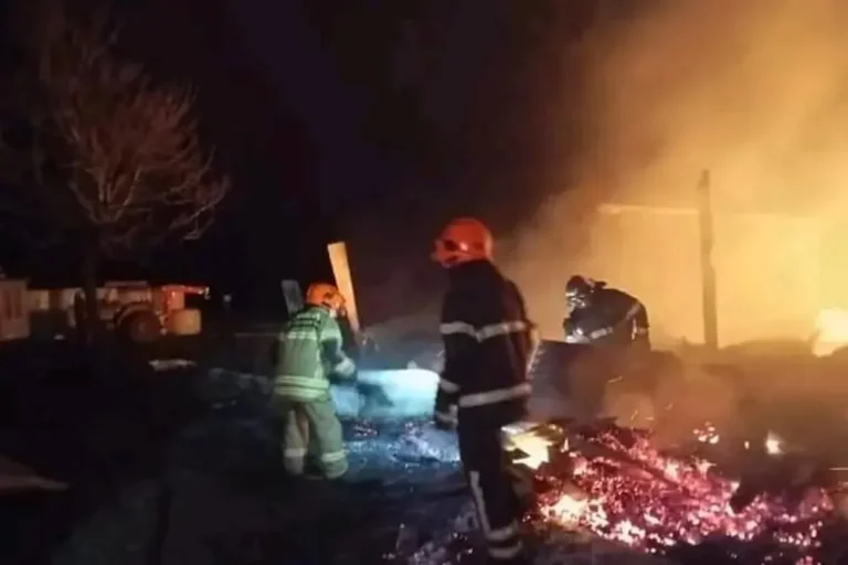 Encapuchados agreden familia y queman dos galpones en Lautaro