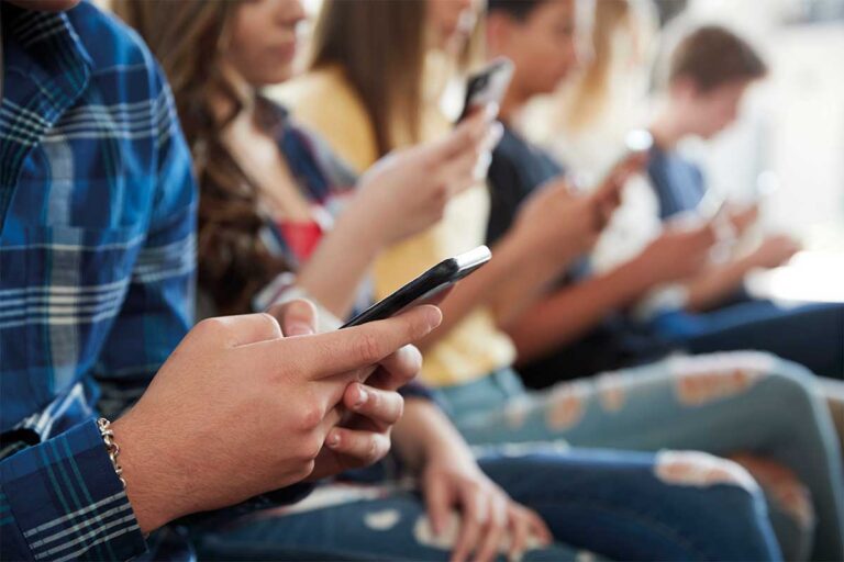 El 76 % de los chilenos se considera dependiente al celular
