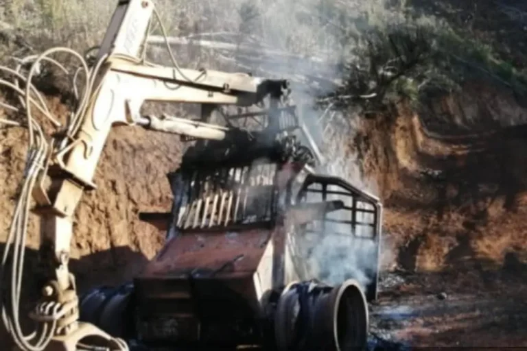 Dos máquinas forestales fueron encontradas quemadas en Carahue
