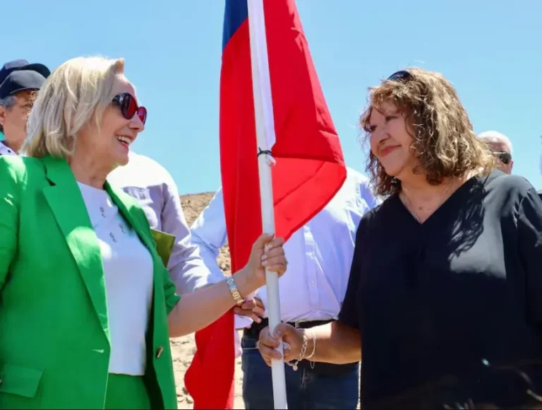 A catorce años del rescate de los mineros en San José, instalan bandera número 34 en homenaje al expresidente Piñera