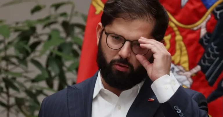 Fiscalía instruye a la PDI revisar mails de Presidente Boric