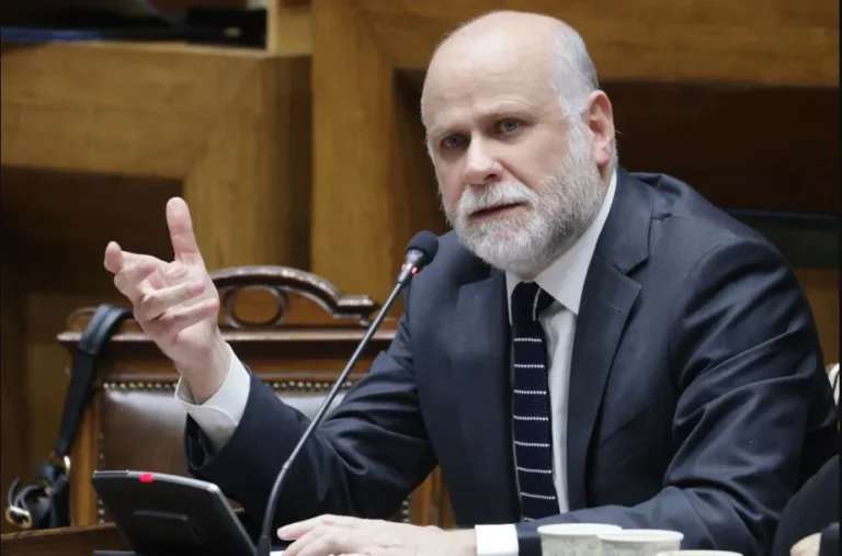 Ministro Elizalde asegura que el gobierno estaba buscando “un reemplazante” de Manuel Monsalve