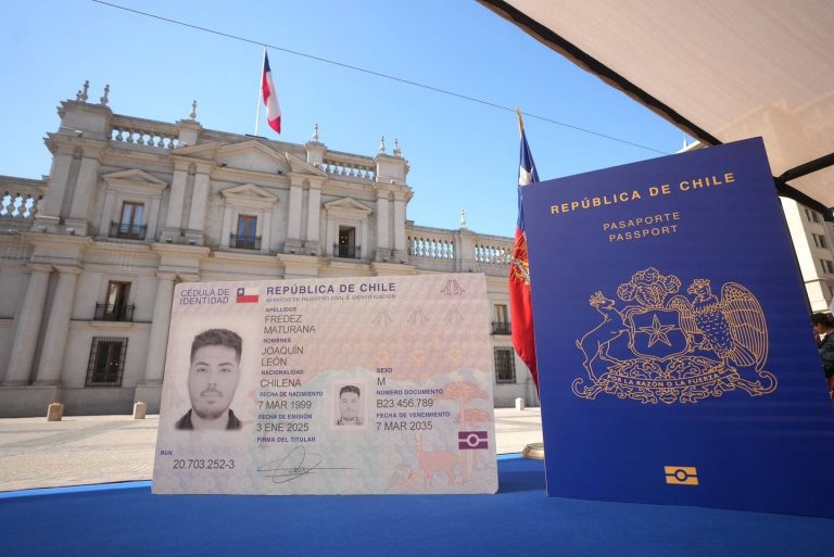 Comienza a operar nueva cédula de identidad digital y pasaporte