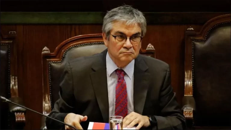 Ministro de Hacienda y denuncia de maltrato laboral de abogada fallecida en la cartera