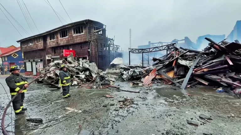 Cerca de 60 locales comerciales y 4 viviendas resultaron afectados por un incendio en Ancud