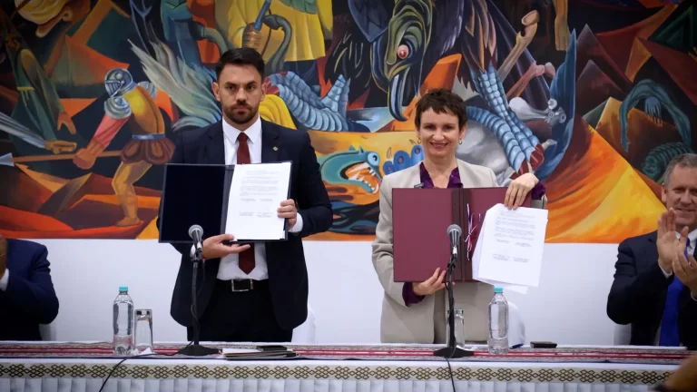 Ministra Tohá firmó protocolo que establece reconducción de migrantes irregulares