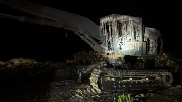 Atentado en la comuna de Arauco deja tres contenedores y dos maquinarias pesadas destruidas