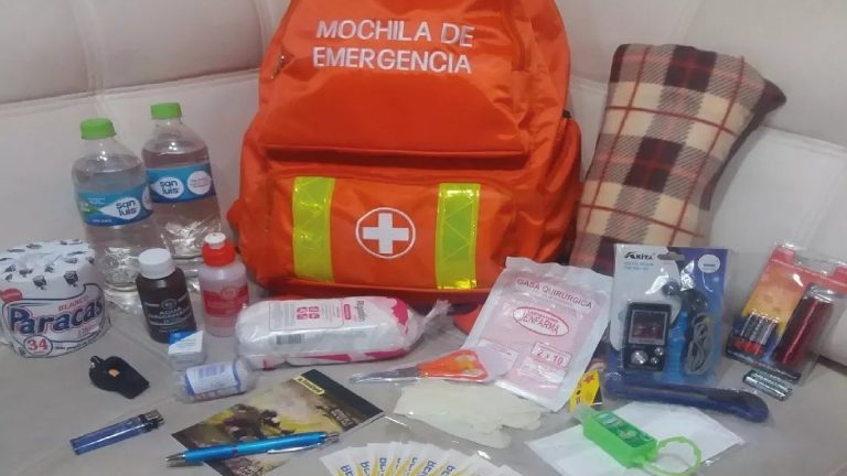 Mochila de emergencias: qué incluir en caso de desastres climáticos, según la Cruz Roja