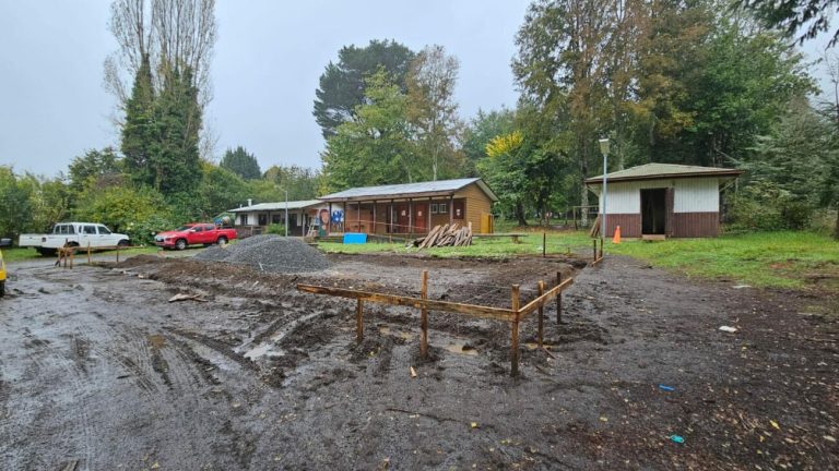 Demolición de Escuela Rural Pichares marca el inicio de su esperada renovación
